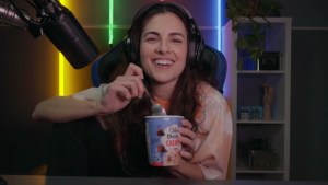 content creator en barcelona comiendo helado en un setup gaming